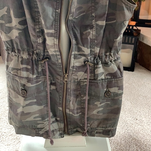 Maurices Camo Vest - Picture 3 of 6